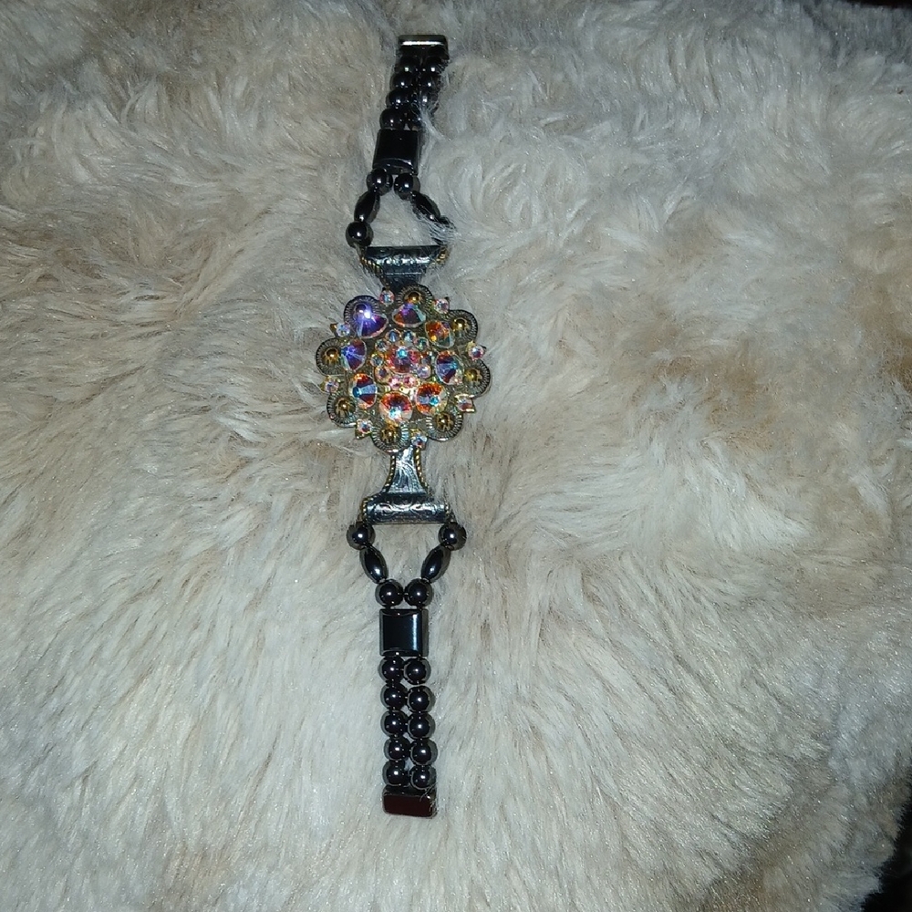 Colorful Beaded Bracelet with Floral Design